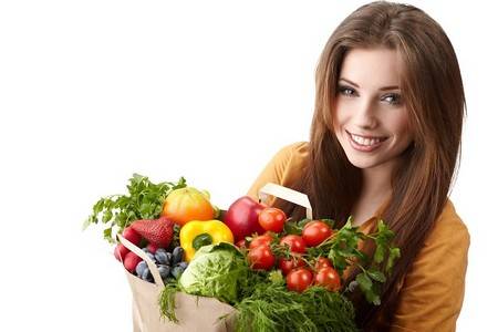 Женщина с пакетом продуктов