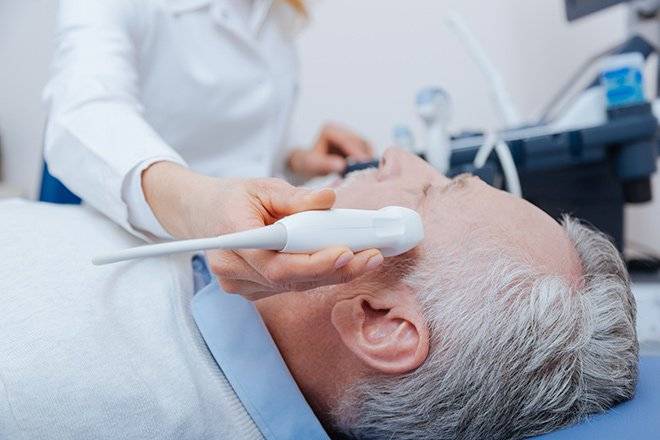 Пациенту проводят сонографию
