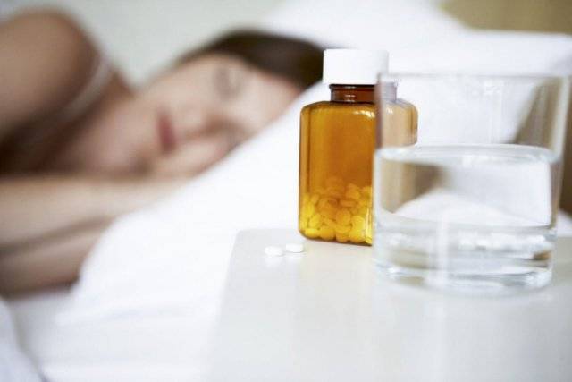 Таблетки и стакан с водой